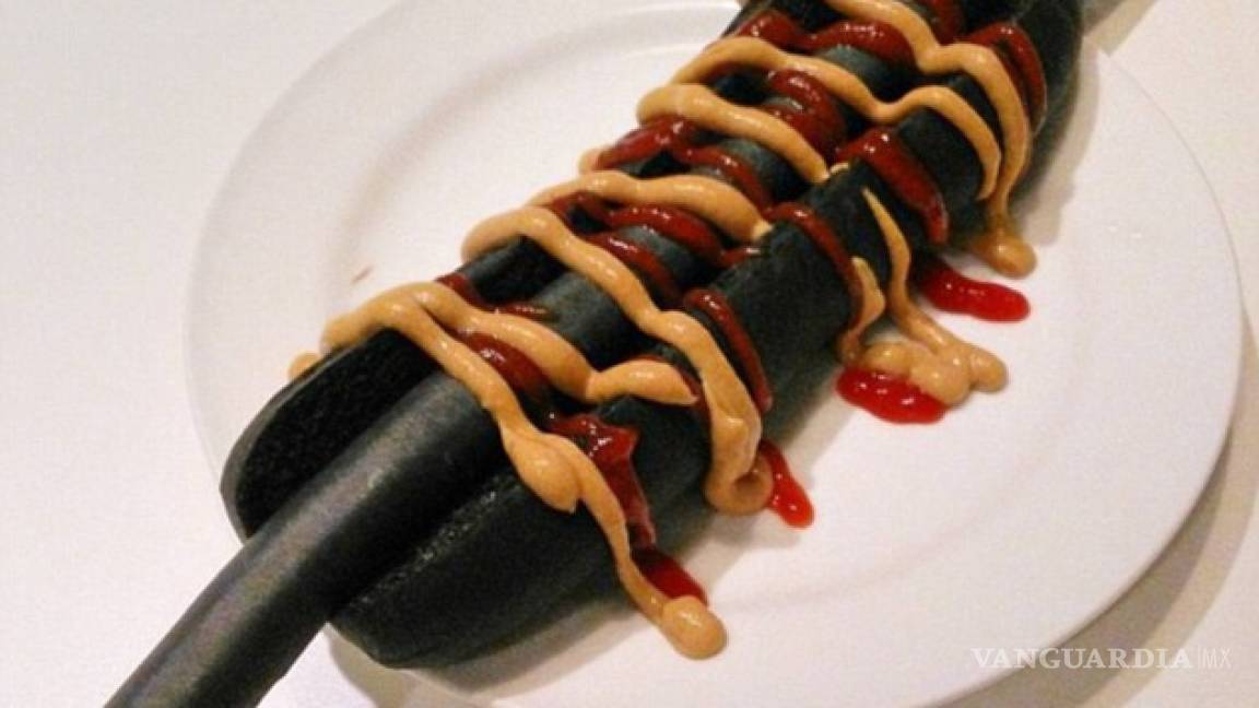 Lanzan en Japón un hot dog de color negro