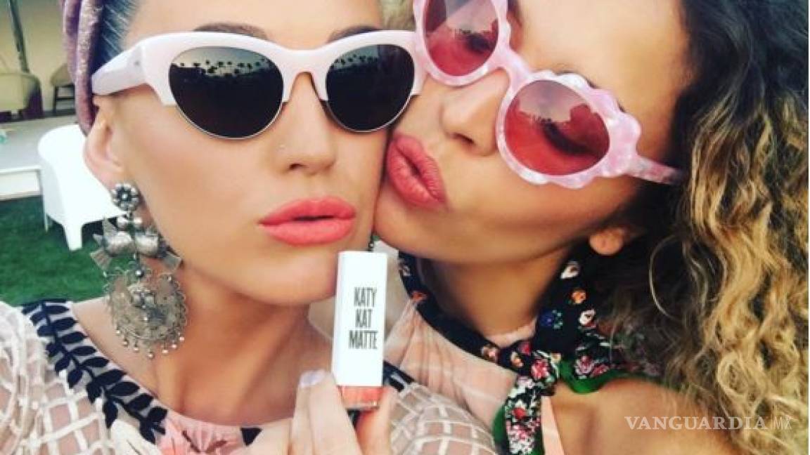 $!Famosos llegan a Coachella: Chécate sus looks