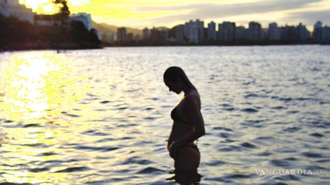 Candice Swanepoel presume su embarazo en redes