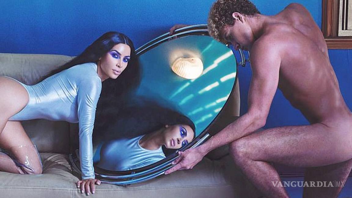 Kim Kardashian posa junto a un hombre desnudo