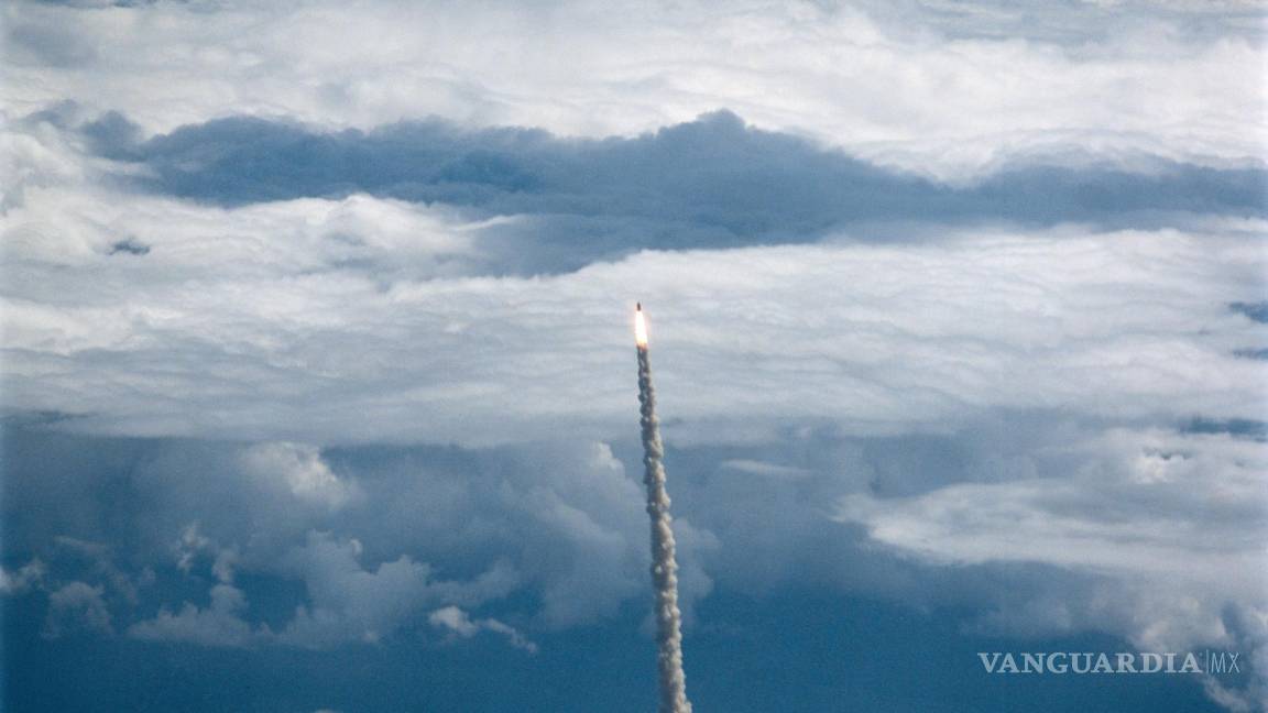 $!Una imagen proporcionada por la NASA muestra el lanzamiento del transbordador espacial Discovery desde Cabo Cañaveral en Florida en 1988.