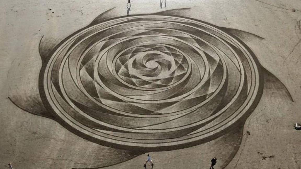 $!Estas alucinantes ilusiones ópticas son arte en arena que las olas borrarán
