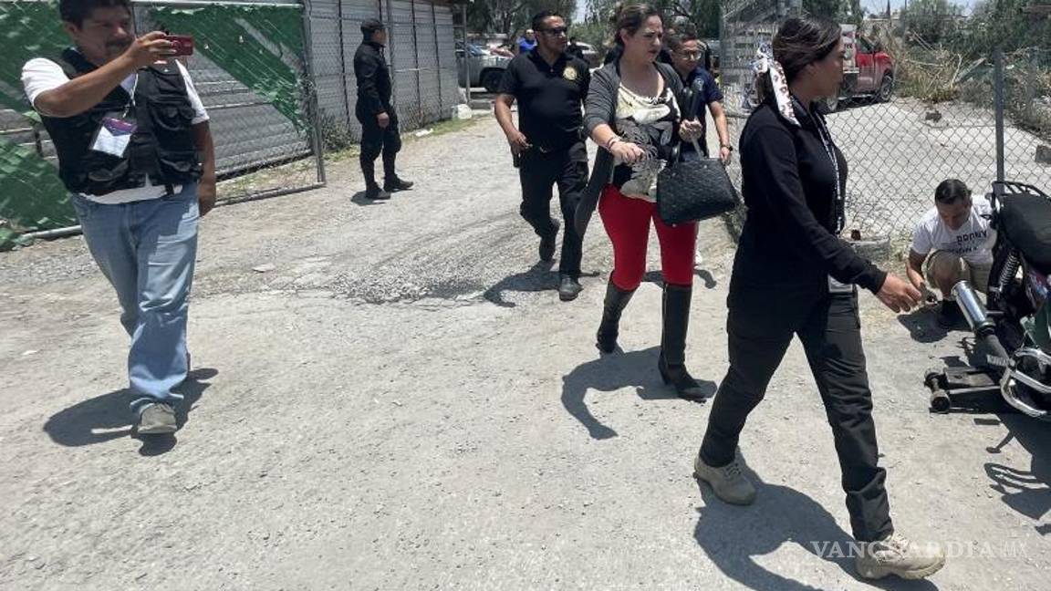 $!Aseguran los empleados que las autoridades “les plantaron” propaganda y los policías de inmediato retiraron al perito para evitar una agresión en su contra.