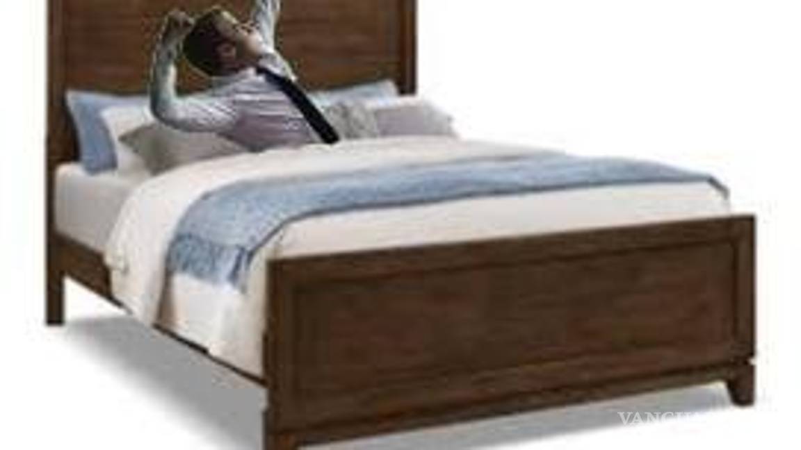 $!¿Recuerdan la foto de Macron festejando un gol de Francia? El internet se encargó de 'tunearla'