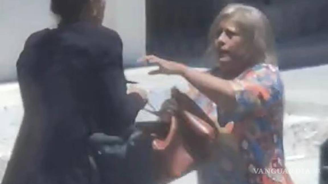 Monclova: Abogada cobra honorarios ‘a empujones’, frente a Fiscalía General del Estado (video)