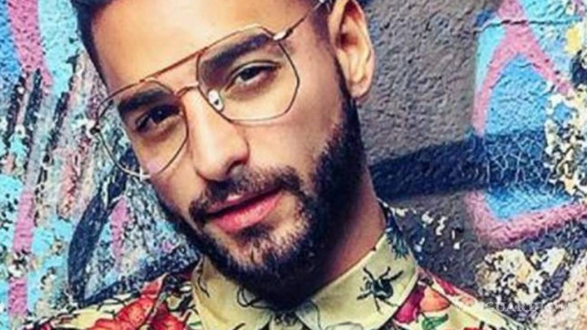 ¡Humildemente! Maluma viaja con una exclusiva bolsa Vuitton, de 70 mil pesos