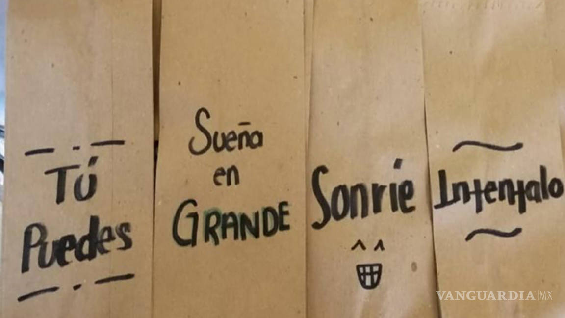 $!¡Sueña en grande, inténtalo! Los emotivos mensajes que la señora Cristina pone en sus bolsas de gorditas en Torreón