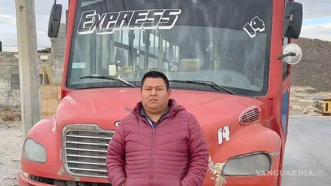 $!Irving Jerónimo, chofer de la ruta Express, regaló juguetes a niños en un acto de bondad durante el Día de Reyes en Saltillo.