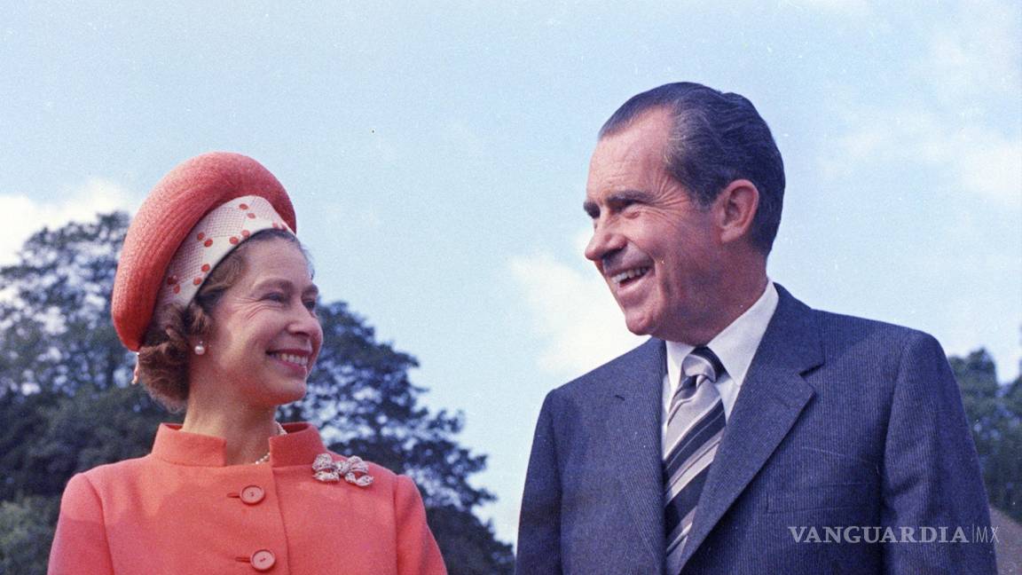 $!Imagen de 1970, la reina Isabel II (i) con el presidente de los Estados Unidos, Richard Nixon, durante su visita al Reino Unido.