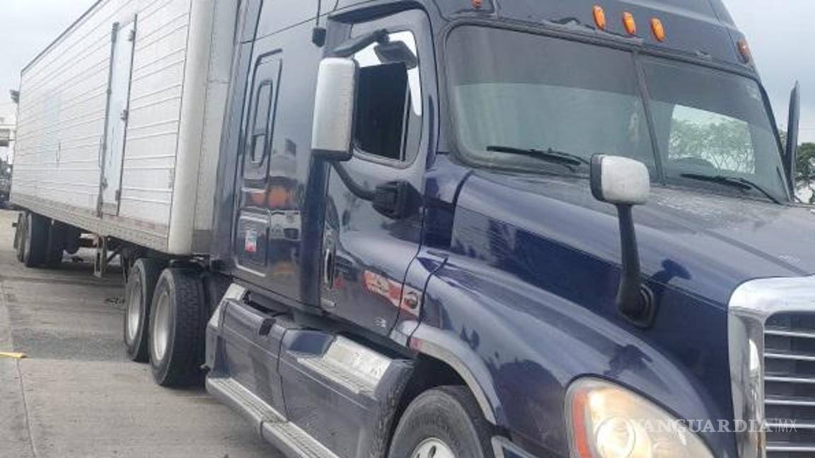 $!Abandonaron a 215 migrantes en un camión de carga, en Veracruz