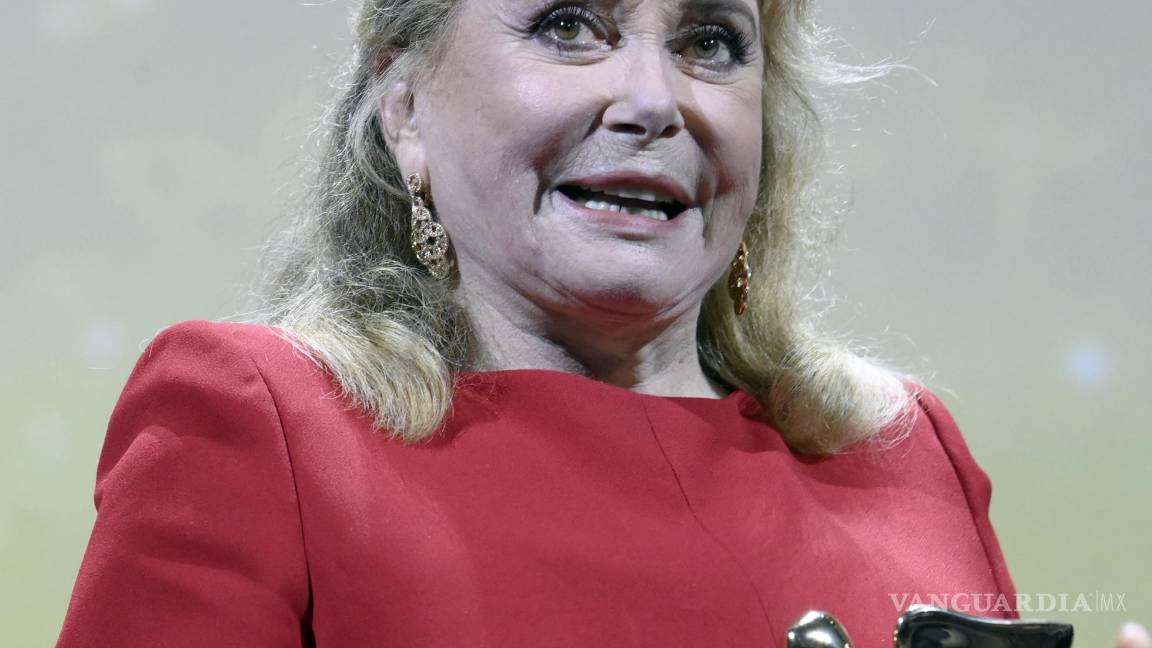 $!Catherine Deneuve recibe el León de Oro a la Trayectoria en la ceremonia de apertura de la 79ª edición del Festival Internacional de Cine de Venecia.