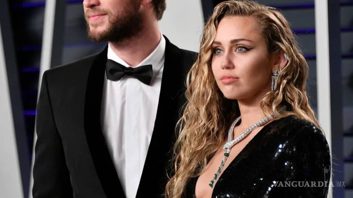 $!Captan a Miley Cyrus echándole una mirada matadora a Hemsworth (Fotos)