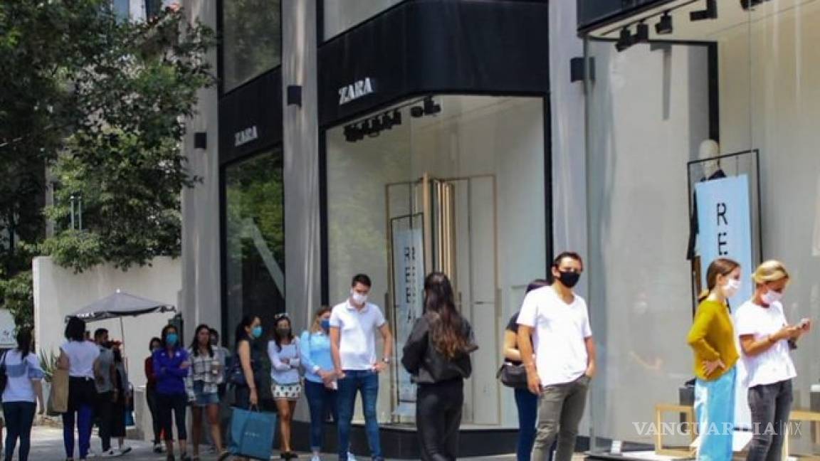 Critican enormes filas para comprar en tiendas Zara en México