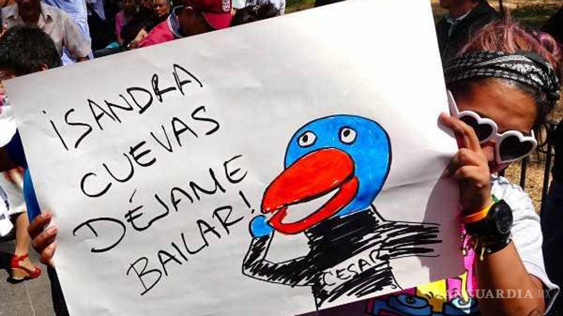 $!‘¡Déjame bailar!’, dicen a Sandra Cuevas los vecinos de Santa María la Ribera