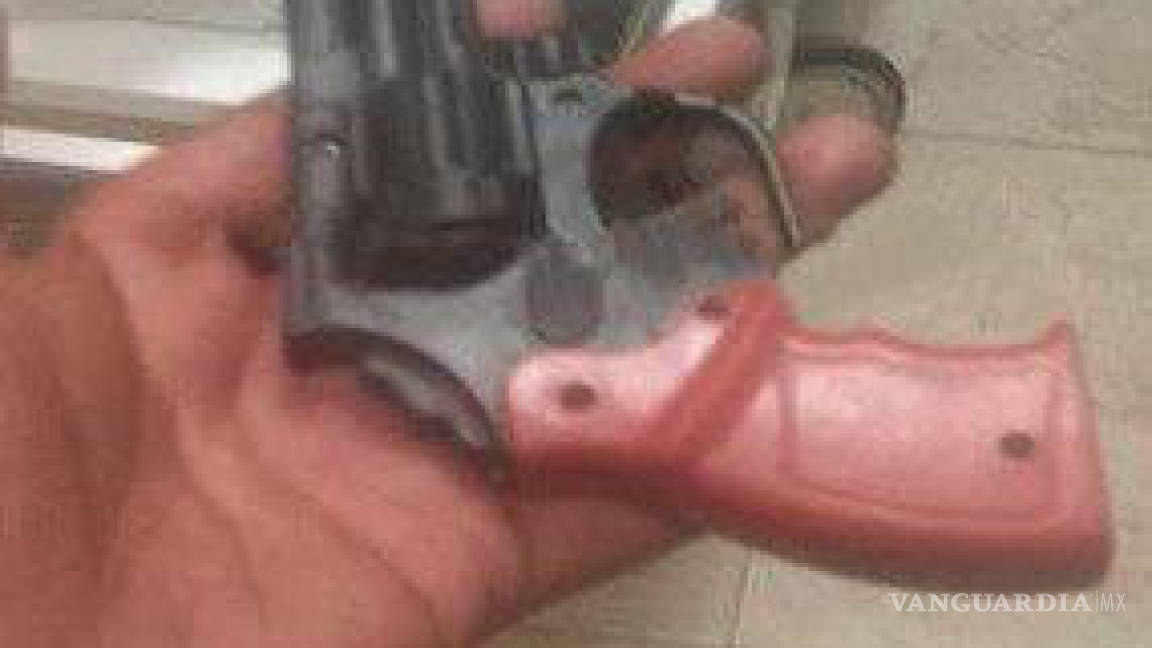 Espanta en hospital por traer pistola de juguete