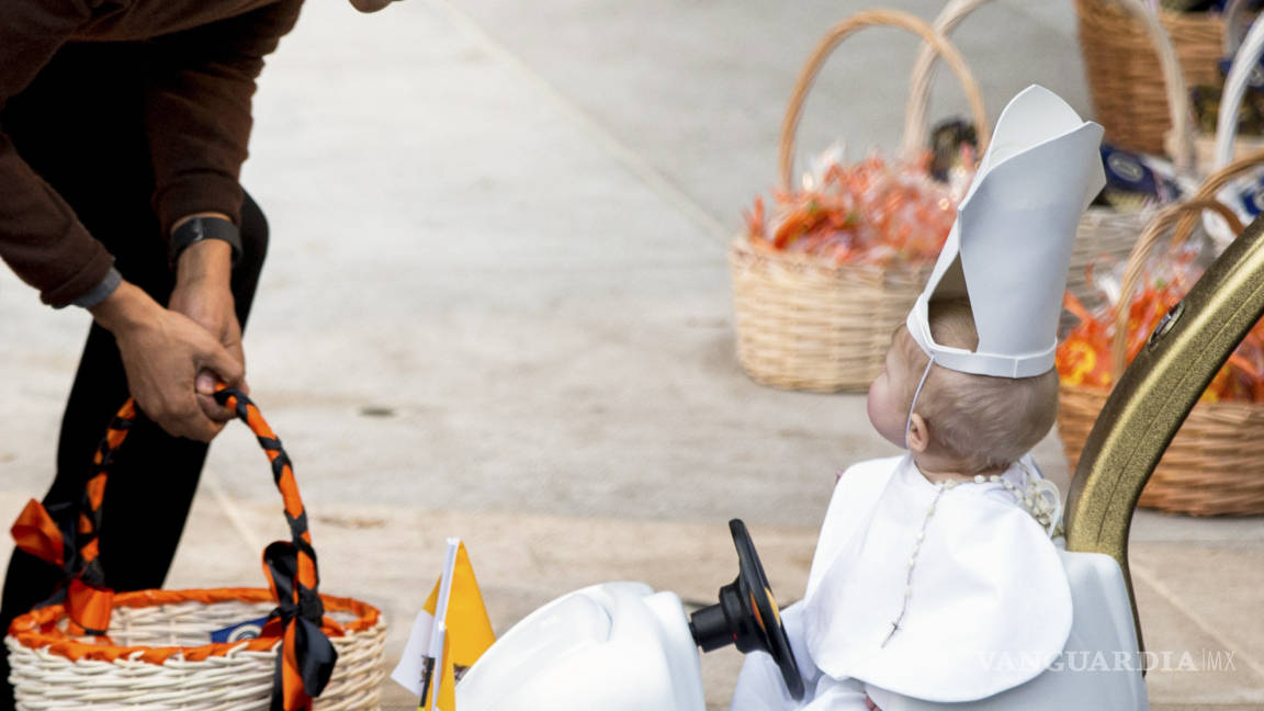 Un pequeño disfrazado de Papa sorprende a Obama