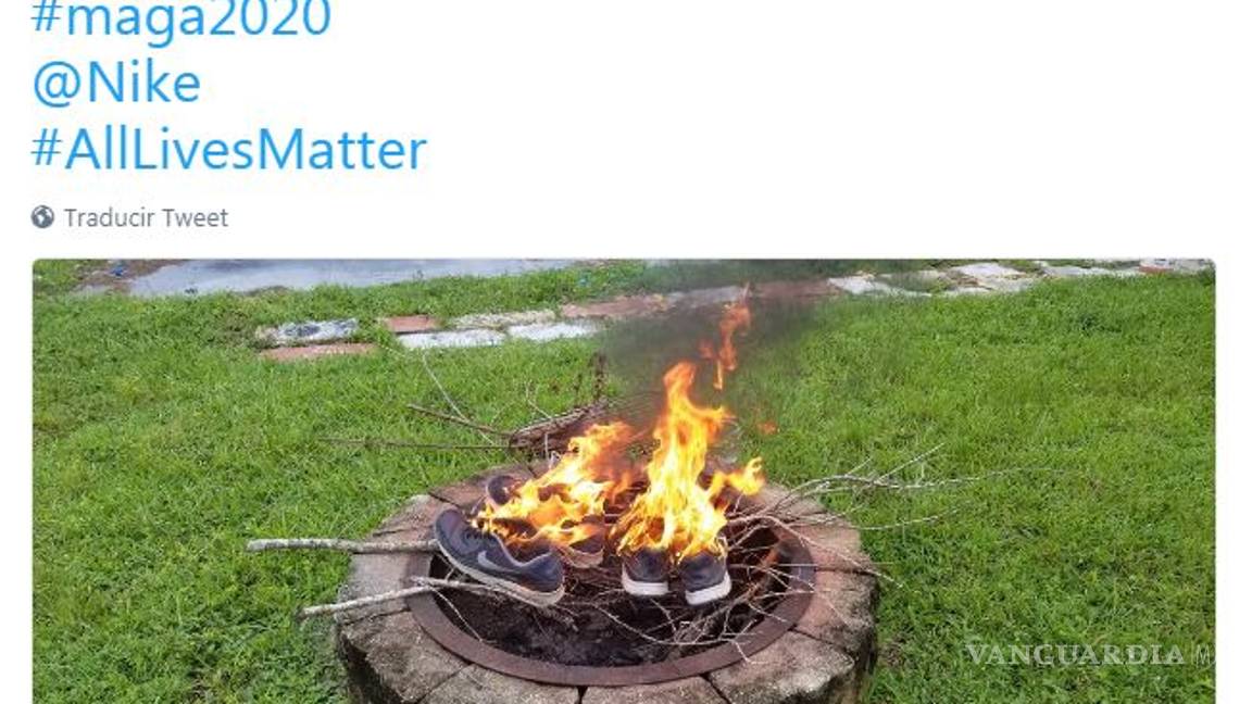 $!Queman tenis Nike por polémica campaña de Colin Kaepernick; acciones de la empresa van en picada