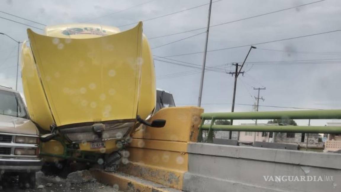 $!El cofre del tráiler se levantó y provocó el accidente en pleno periférico.