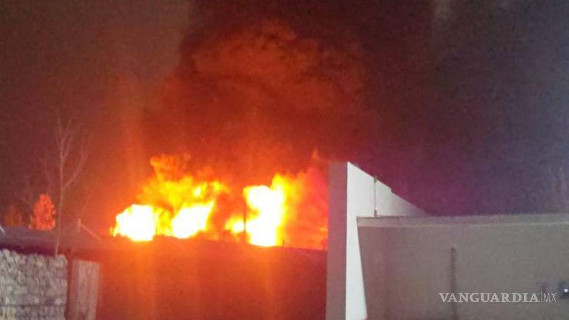 $!Ocho toneladas de plástico y cartón fueron consumidas por el fuego la tarde del martes en Ramos Arizpe.