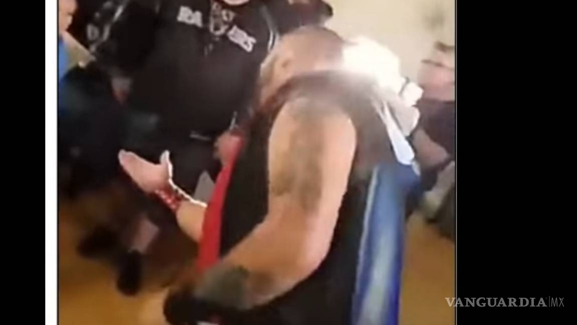 Luchador le escupe a una niña y su padre lo golpea