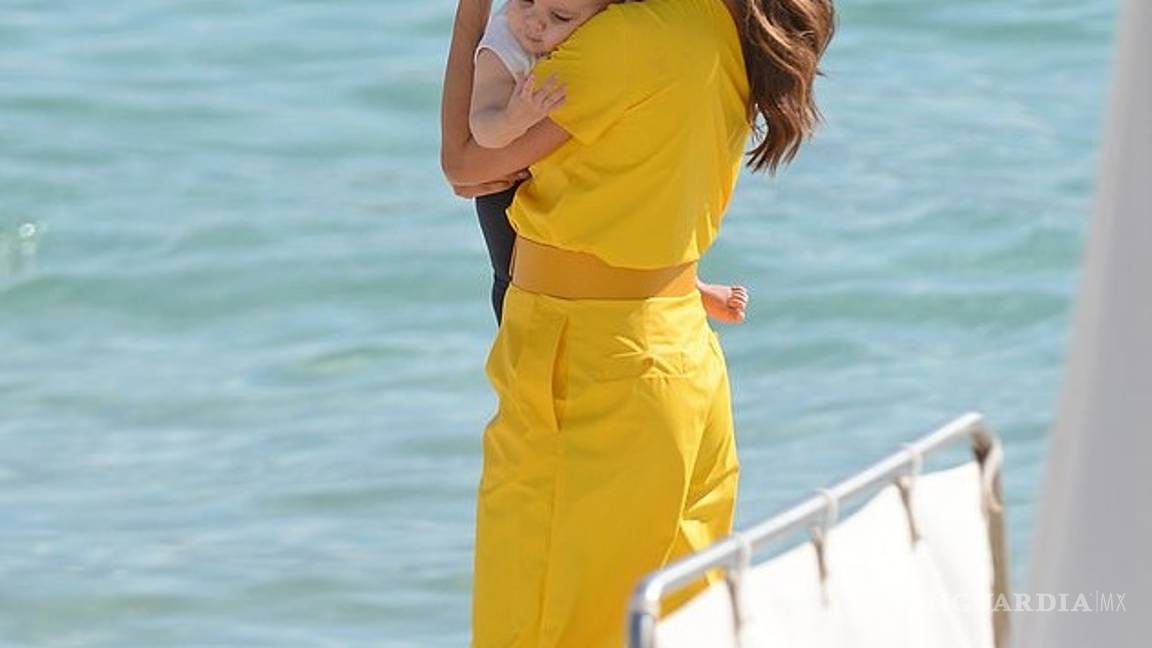 $!Santiago, el hijo de Eva Longoria y Pepe Bastón, conquista Cannes