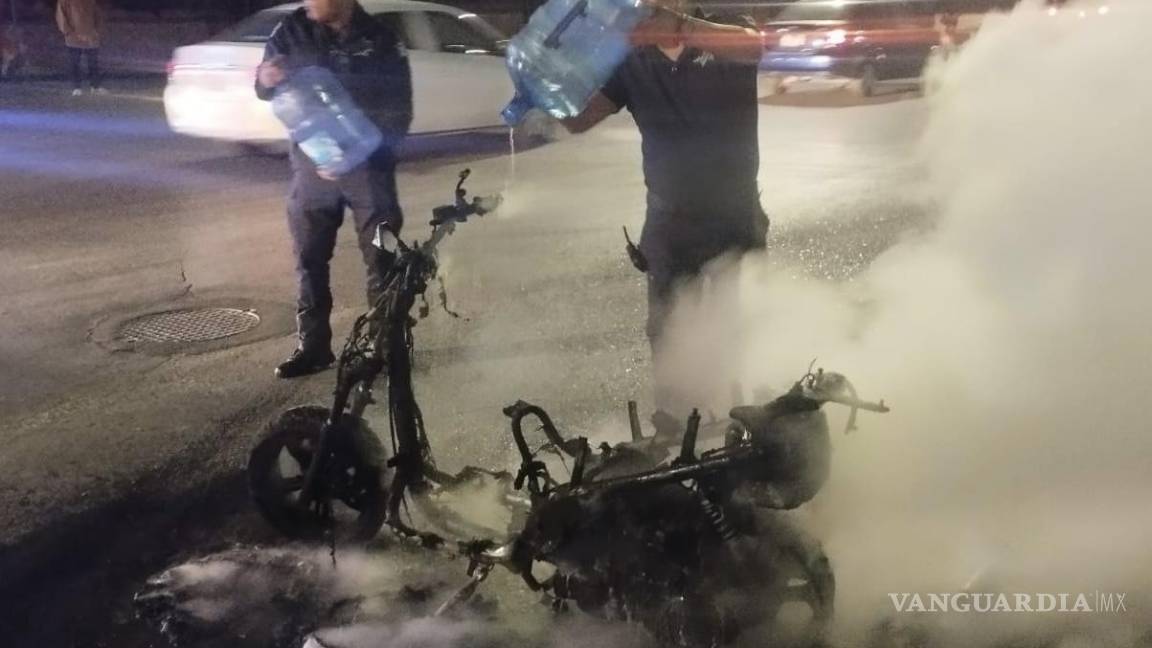 Saltillo: cortocircuito en moto provoca arda en llamas frente al Teatro de la Ciudad
