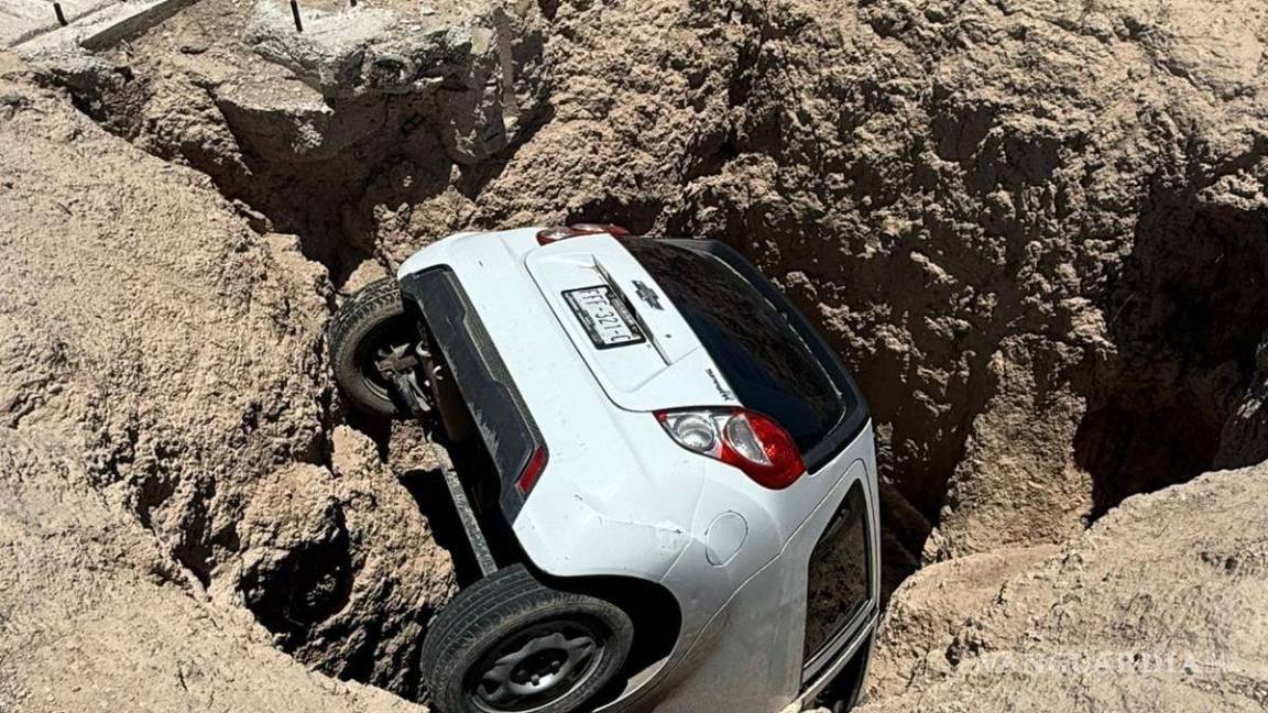 $!Las fuertes lluvias habrían provocado que la camioneta quedara atorada en la noria.