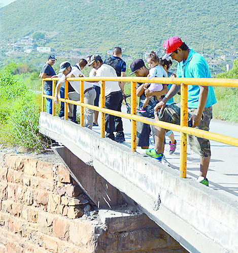 $!Repartidor de tortillas se salva al caer a un arroyo, en Saltillo
