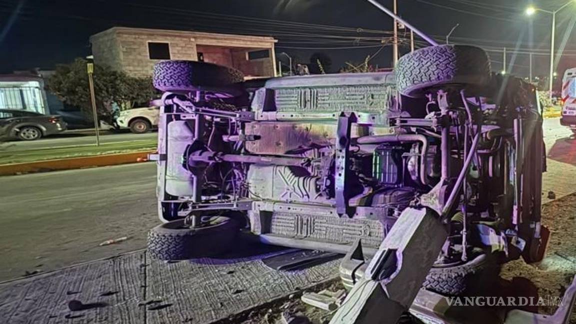 $!El vehículo quedó recostado a un costado de la calle Óscar Flores Tapia, en la colonia El Cura.