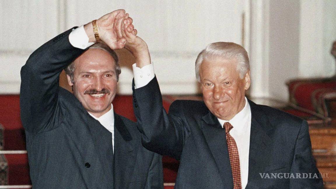 $!El presidente ruso, Boris Yeltsin, y el presidente bielorruso, Alexander Lukashenko, tras firmar un estatuto sindical en el Kremlin de Moscú, el 23 de mayo de 1997.