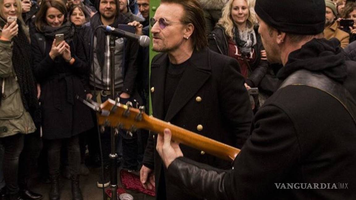 Sorprende U2 con un concierto en el metro de Berlín