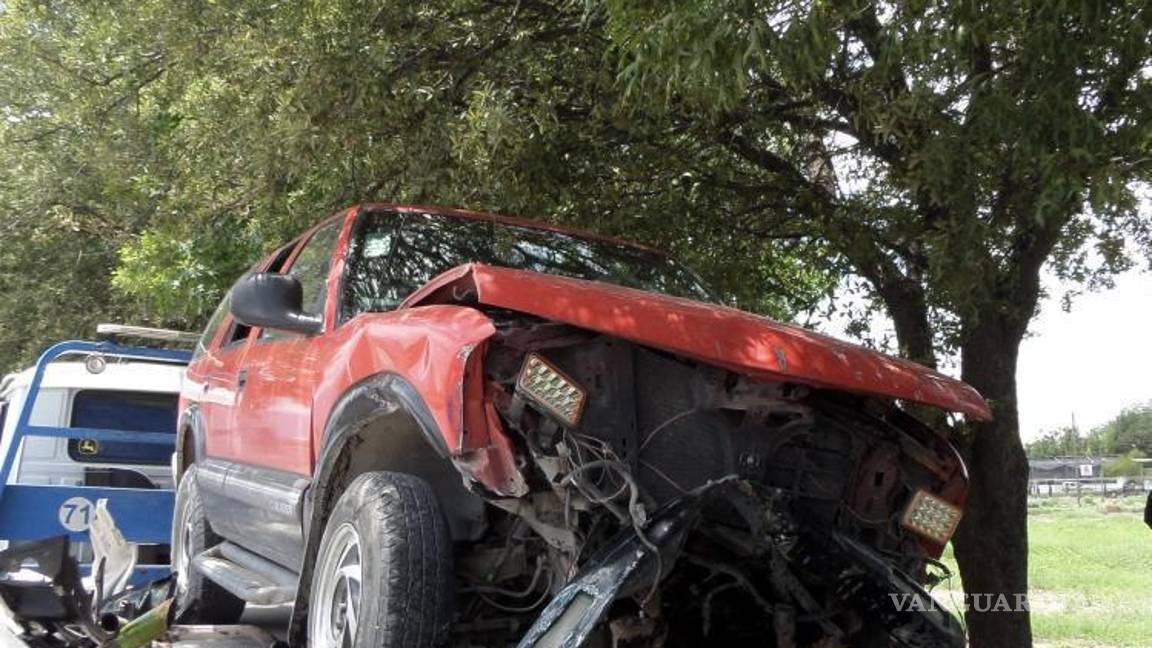 $!Elementos de tránsito acudieron al lugar del accidente para asegurar la zona y deslindar responsabilidades por los daños a infraestructura pública.