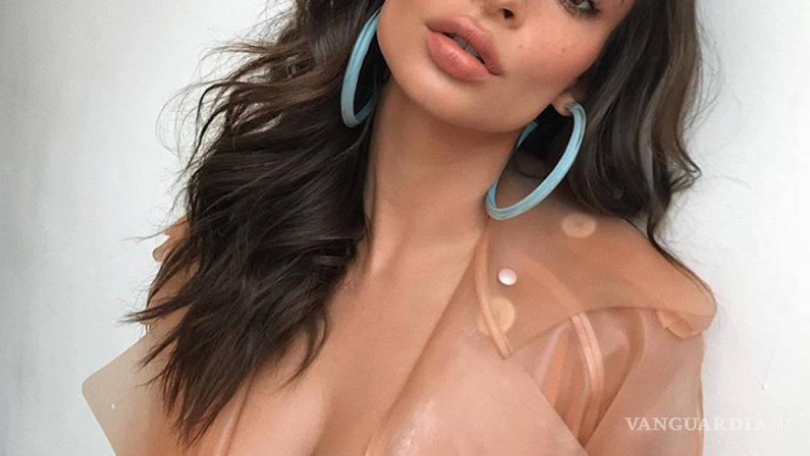 Emily Ratajkowski enloquece las redes con su forma de llevar impermeable