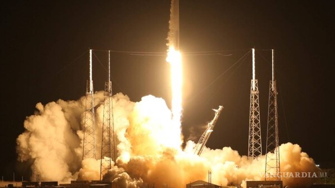 Lanza SpaceX cohete con suministros para EEI
