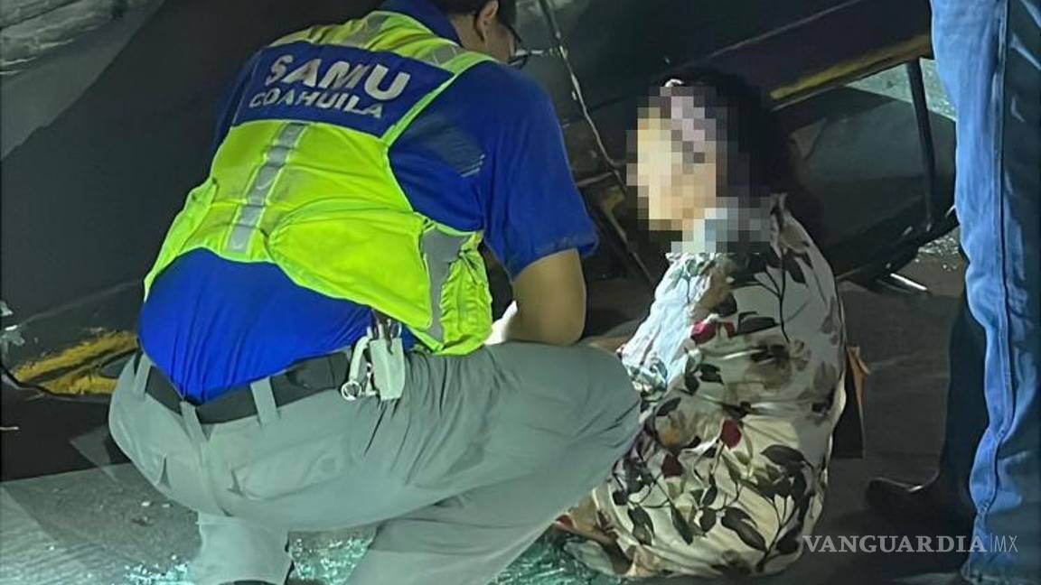 $!Paramédicos de la Secretaría de Salud brindaron atención a la conductora, quien presentó presión alta tras el accidente.