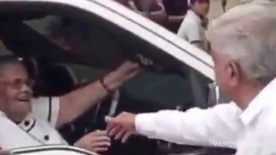 AMLO saluda de mano a la mamá del Chapo Guzmán en gira por Sinaloa