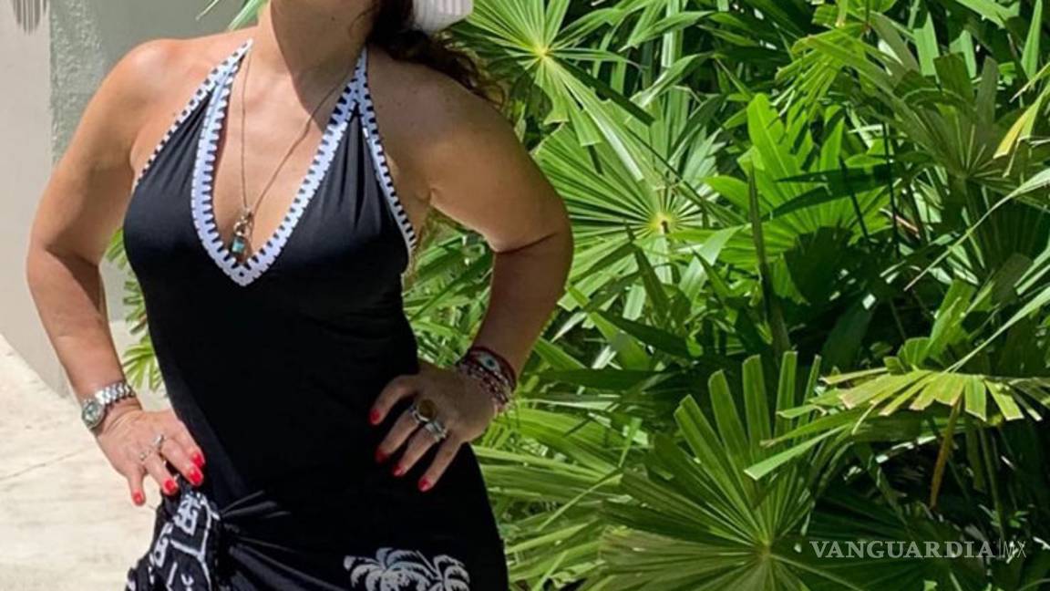 $!Tatiana se luce en traje de baño a los 50 años