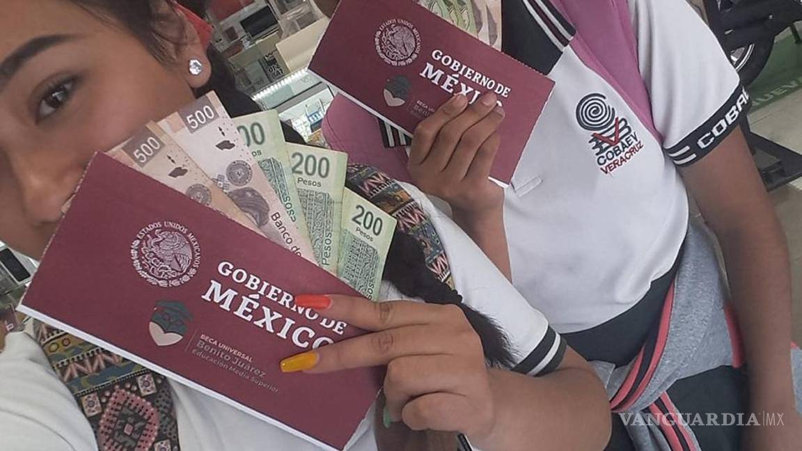 $!En Elektra, frente a 'teibols'; así presumen estudiantes las becas de AMLO