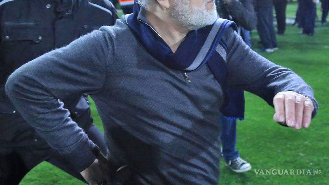 Presidente de equipo griego invade el campo con una pistola y suspende la Liga Griega