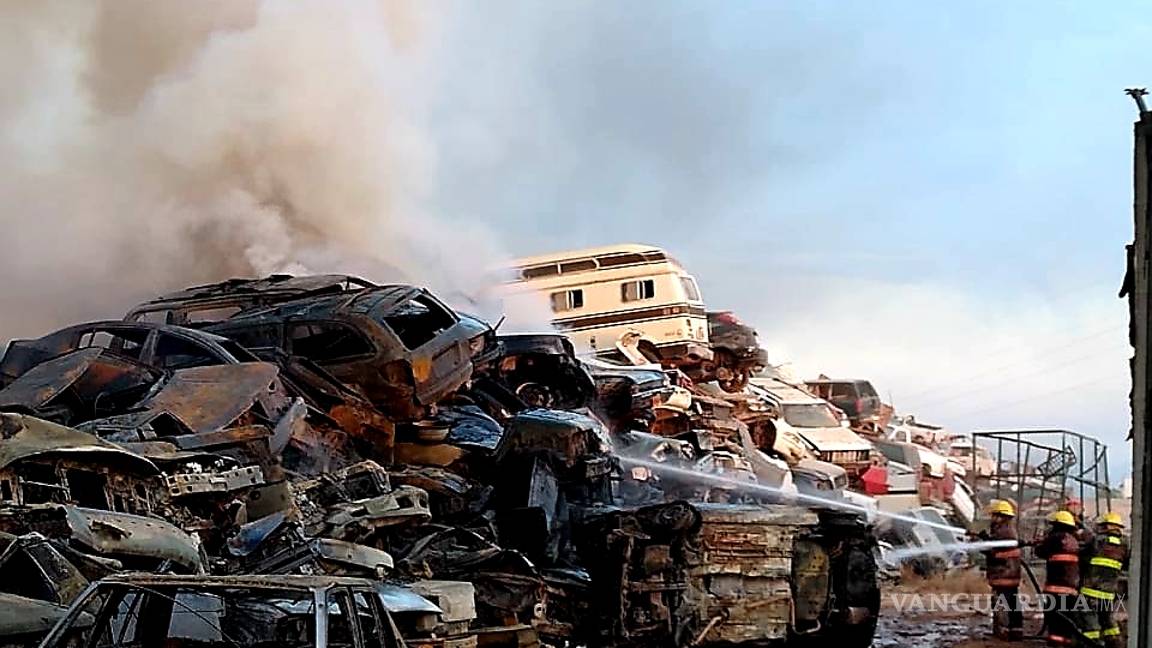 $!Arden centenares de vehículos en corralón de “Grúas Laguna” en Torreón