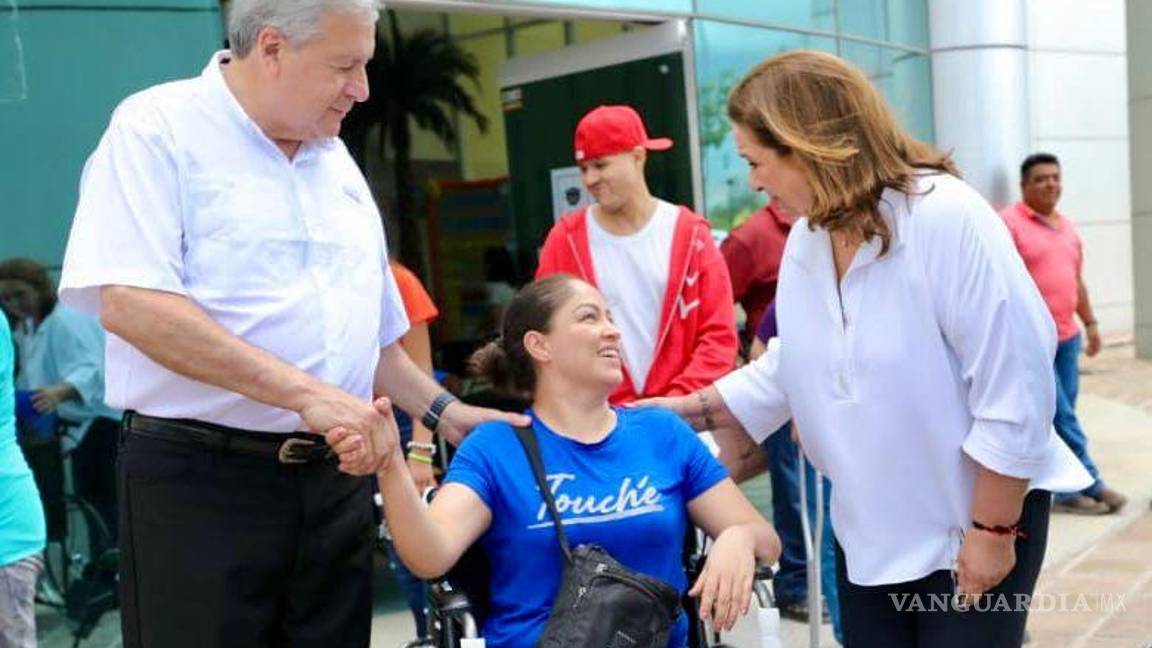 $!El alcalde José María Fraustro Siller entregó una silla de ruedas estándar a uno de los beneficiarios durante el evento.