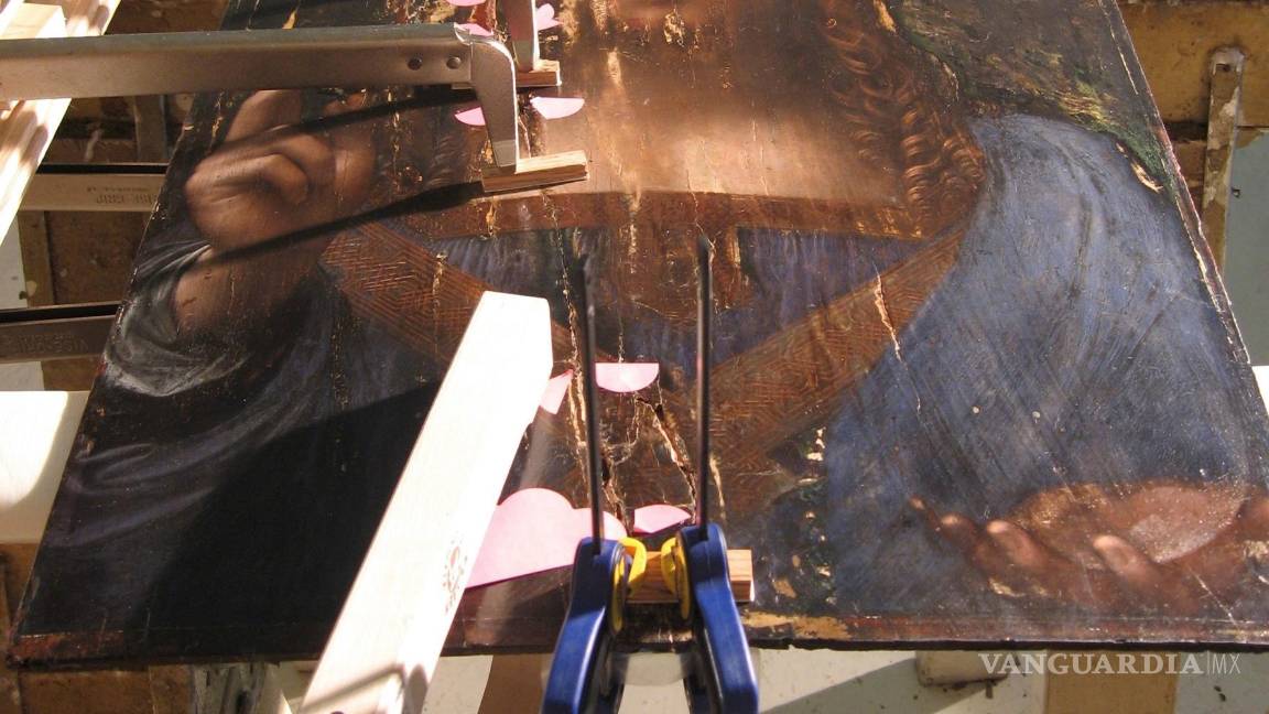 $!El cuadro “Salvator Mundi”, pintado por Leonardo Da Vinci en torno al año 1500, durante el proceso de restauración que llevó a cabo la conservadora Dianne Modestini. EFE/Robert Simon/Fondazione Cinema per Roma
