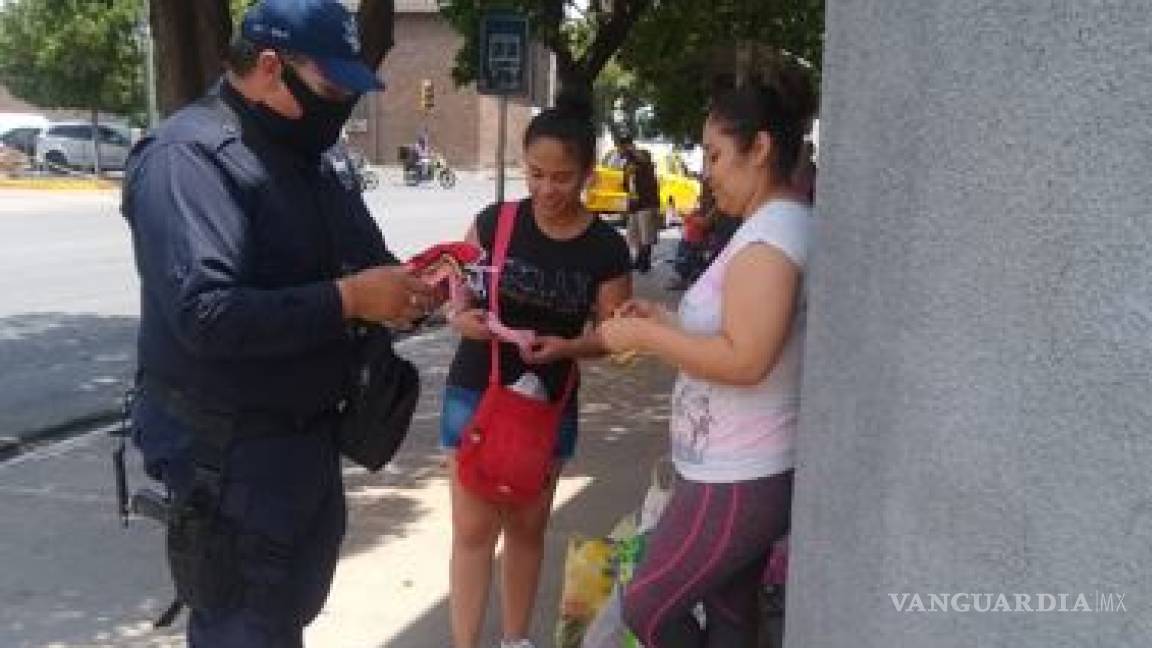 Policía de Torreón entrega cubrebocas y mantiene perifoneo en la ciudad