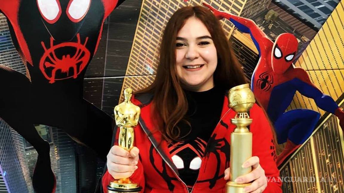$!Lagunera muestra Oscar y Globo de Oro que ‘ganó’ por ‘Spider-Man Into The Spider Verse’