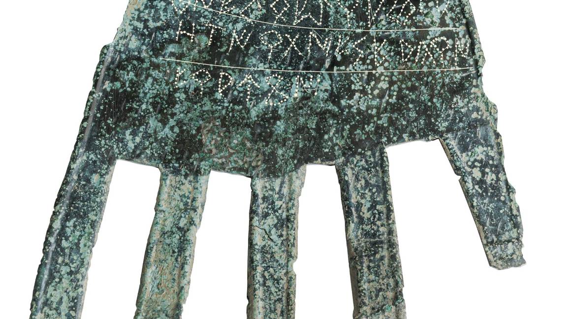 $!Una pieza plana de bronce con forma de mano humana exhibida en la región de Navarra.