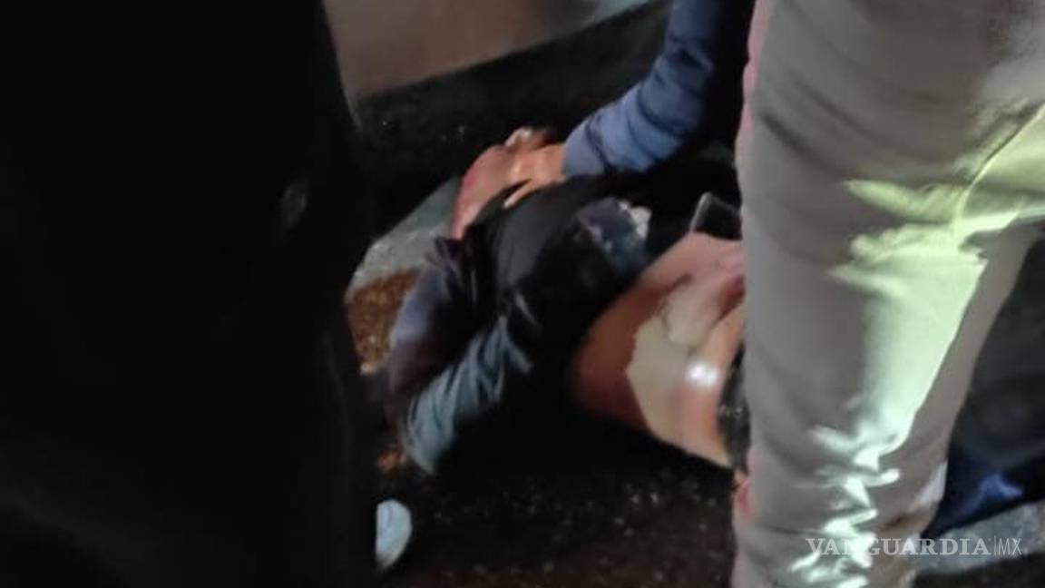 $!El motociclista sobrevivió apenas unos minutos a las graves lesiones que sufrió.