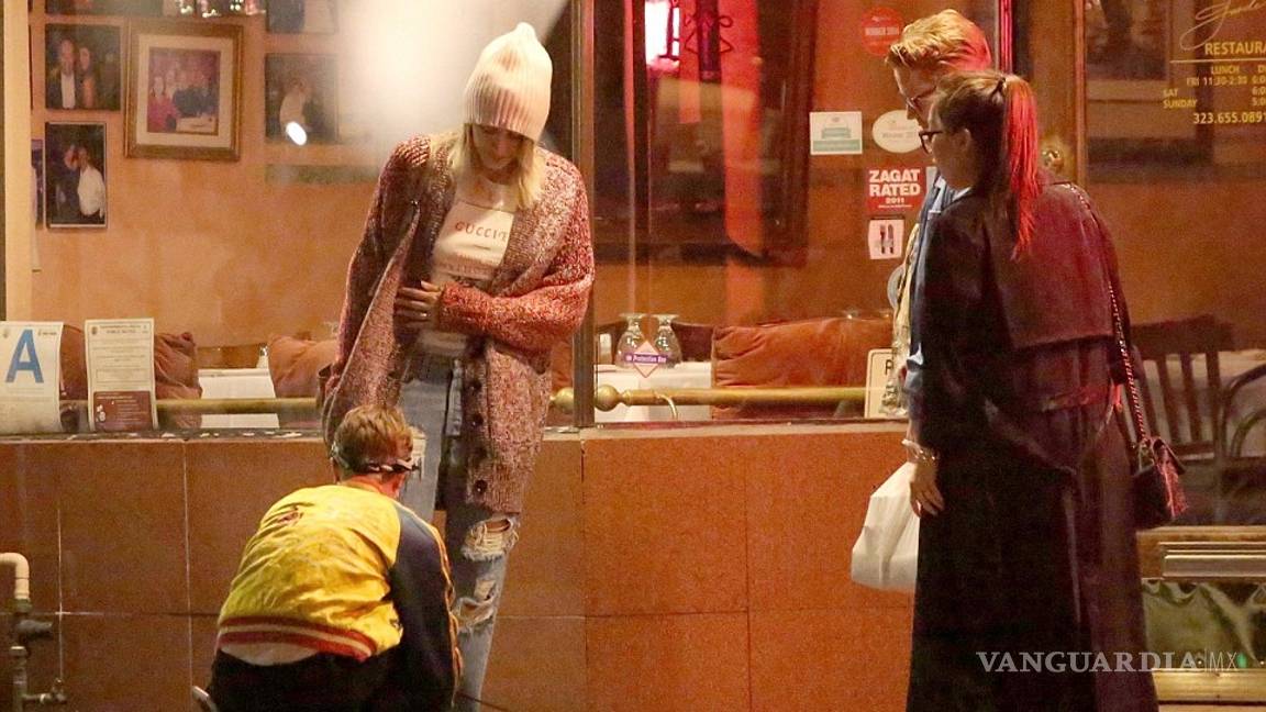 $!Paris Jackson y Cara Delevinge sellan su amor con un beso