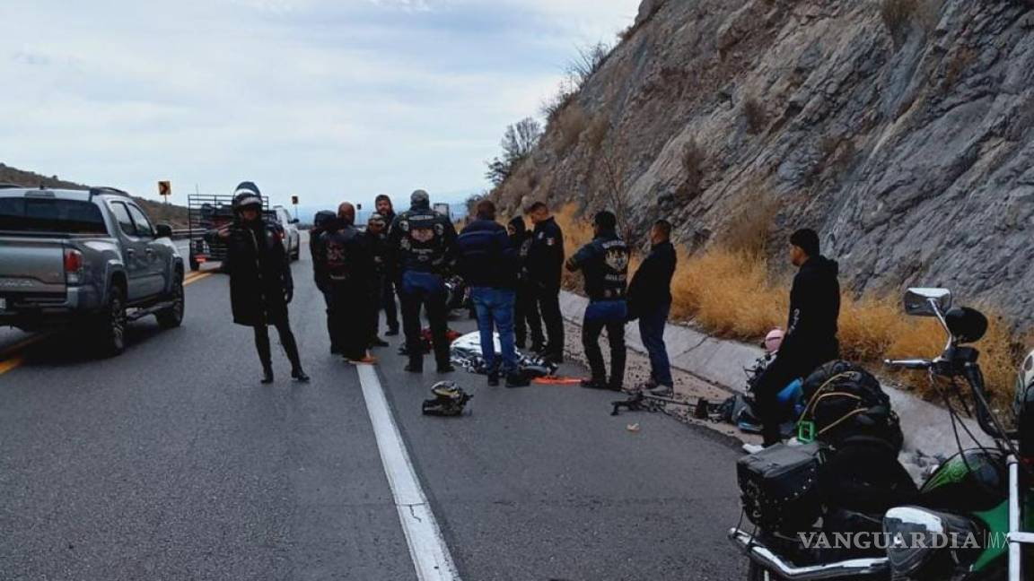 Chocan motociclistas en la carretera 57; iban a ceremonia de bendición de cascos en Parras