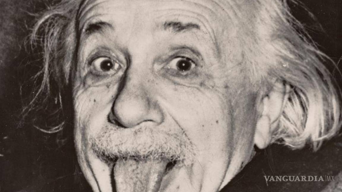 Subastan la copia más antigua de la icónica foto de Einstein sacando la lengua