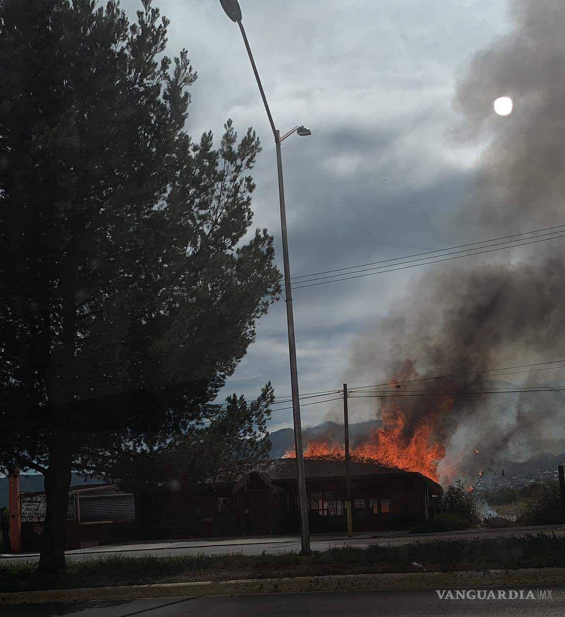 $!Una chispa se extendió al techo de paja y arrasó en su totalidad en cuestión de segundos.